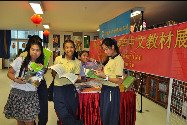 学生们翻阅汉语教材