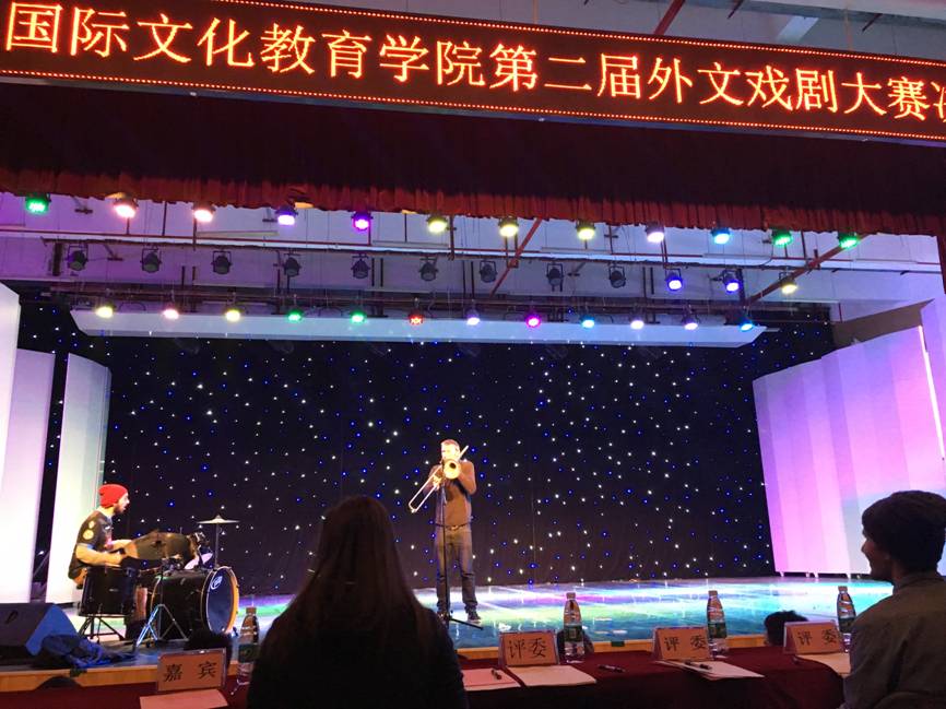 外教Kyle和Matthew助兴表演