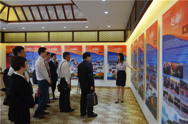 陈明飞教授一行参观东盟展厅