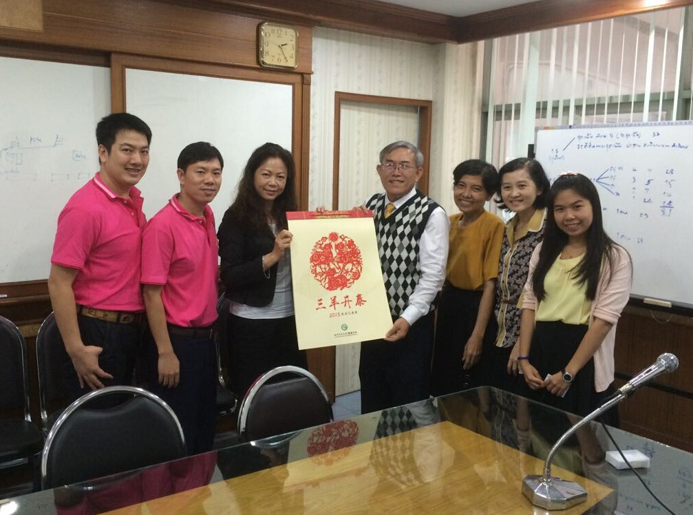 孔院向校长赠送礼物