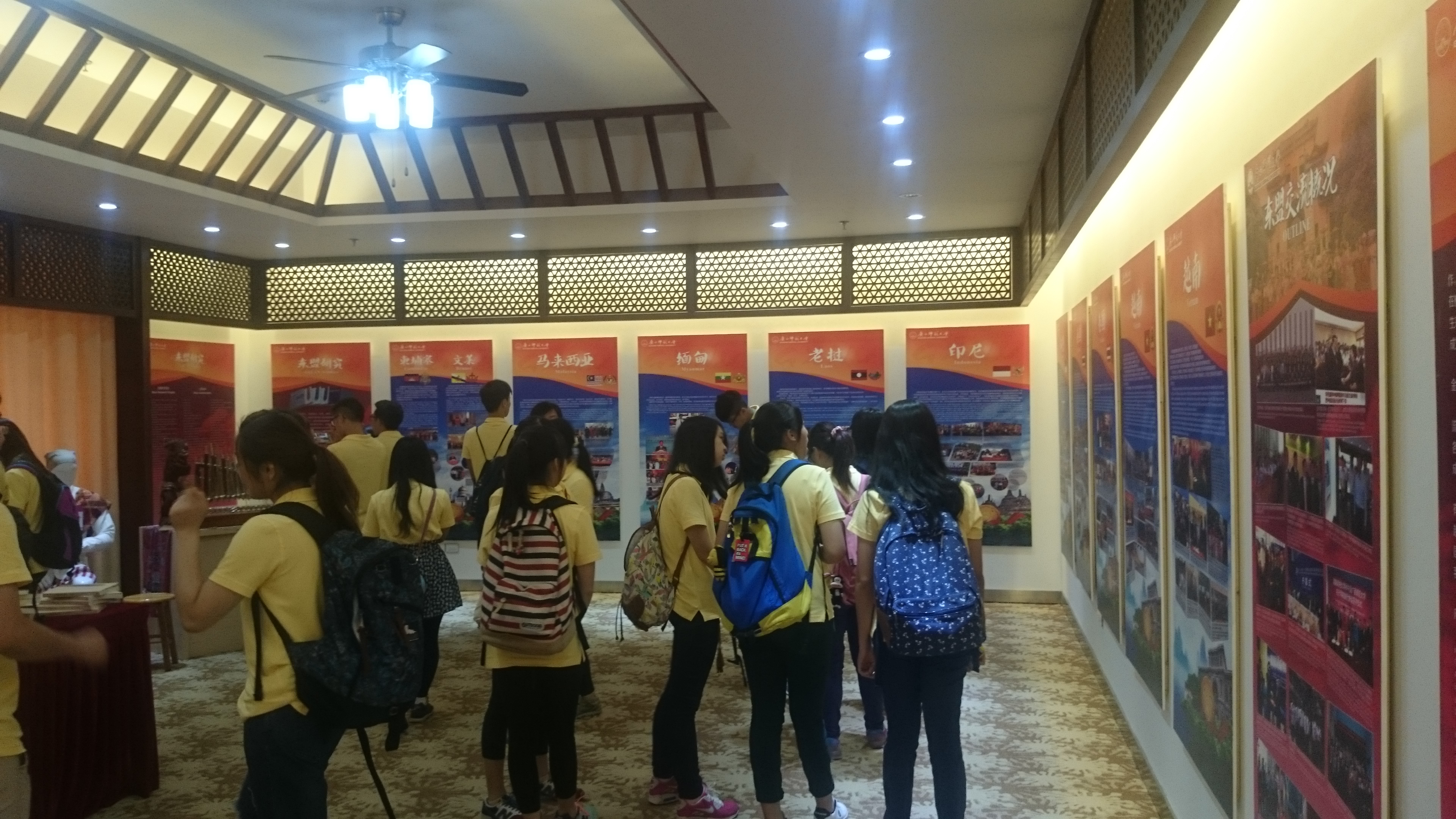 香港学子参观我校东盟展厅