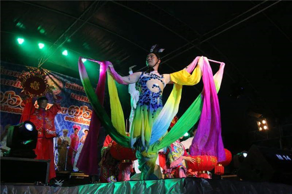 1-孔院教师表演舞蹈.jpg