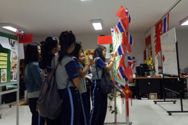 5-学生踊跃参与汉字游戏.jpg