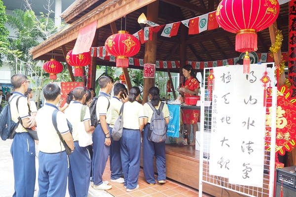 2-排队品尝饺子.jpg