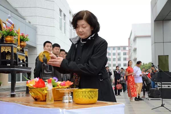 泰国驻南宁总领事琶姹紫妮女士主持浴佛仪式