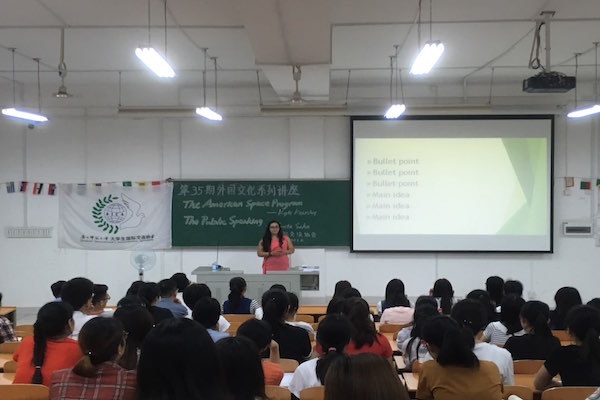 外教Smita Saha在讲解.jpg