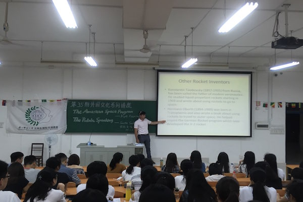 外教Kyle Kearsley在讲解.jpg