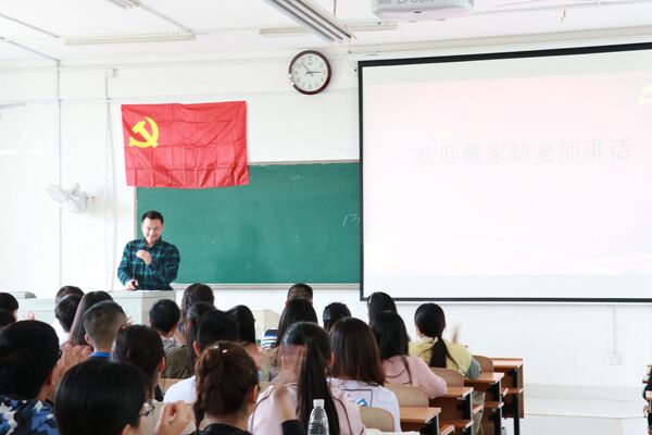 1-院分团委书记蒋潇潇老师主持会议.jpg