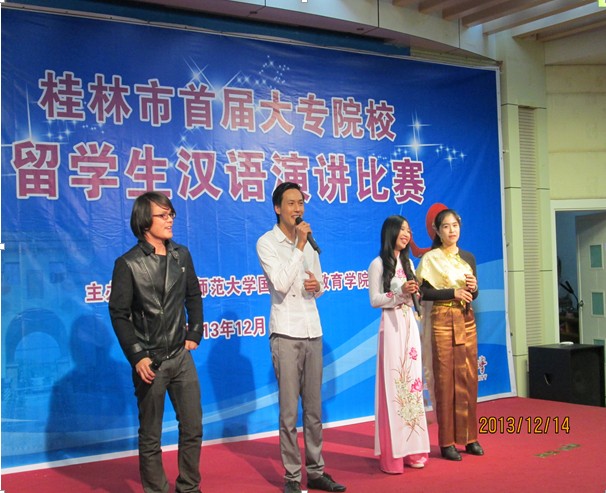 演讲比赛现场学生们即兴表演