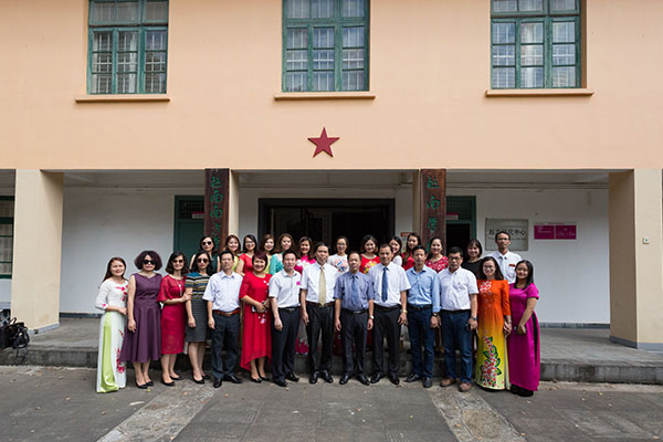 未标题-1_0003_代表团在越南学校纪念馆合影.jpg