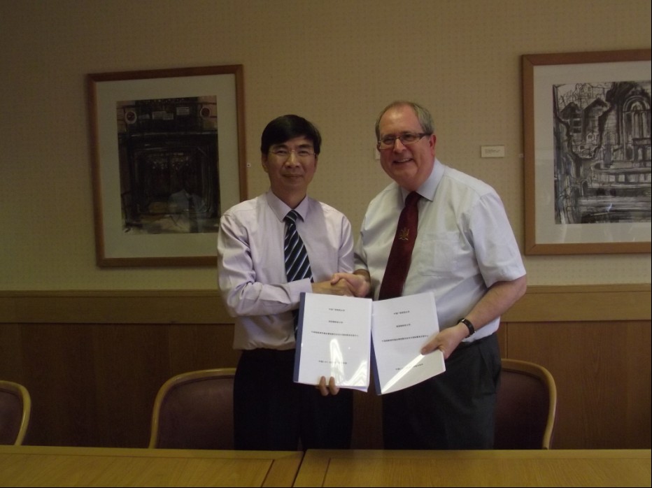梁宏校长与英国格林多大学校长Michael Scott签署两校合作办学项目协议