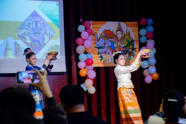 【国际学生教育】 携手共制友谊灯，中泰学子同贺建交情 ——广西师范大学与桂林学院中泰学子共庆泰国水灯节