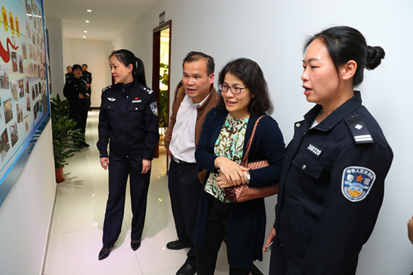 2-参观出入境管理支队受理大队党建宣传栏.jpg