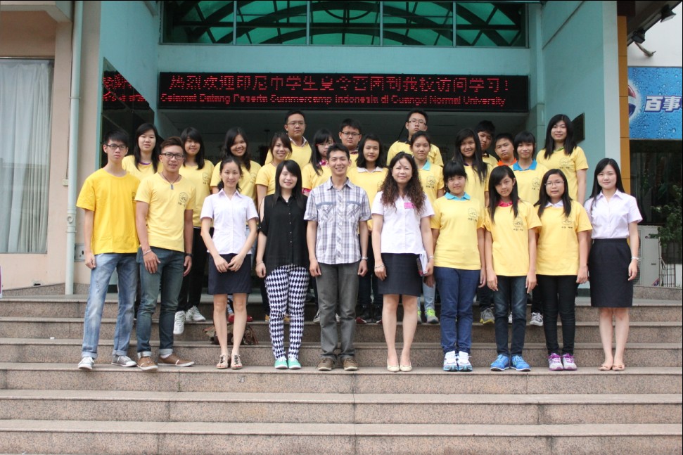 2013年7月印尼中学生夏令营团合影留念