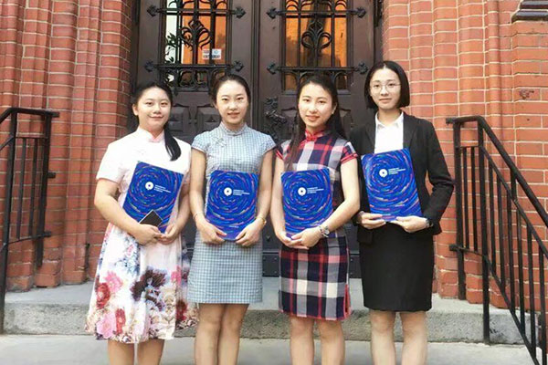 未标题-1_0002_结业典礼结束后同学们持证书在哥白尼大学教学楼前合影.jpg