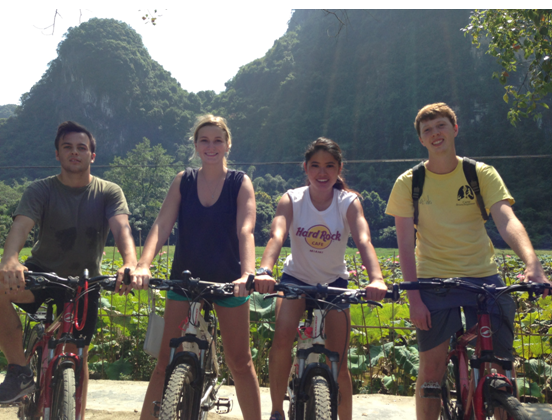 本文作者（相片左3）与留学生们一起骑自行车游阳朔