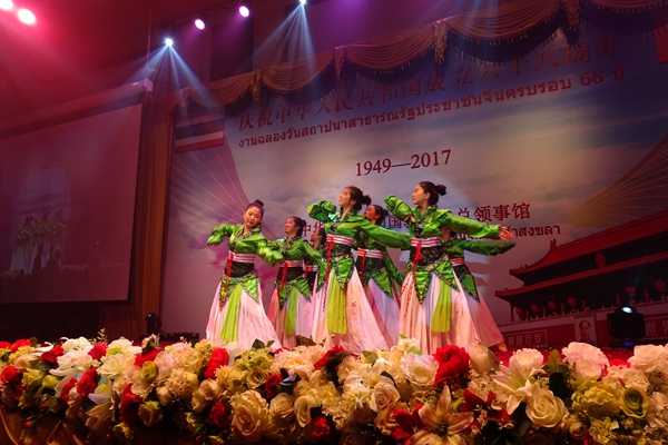 2-孔院教师表演汉舞.jpg