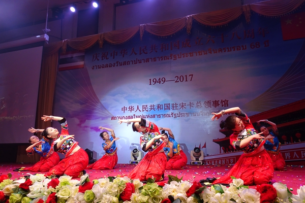 3-孔院教师表演苗族舞蹈.jpg