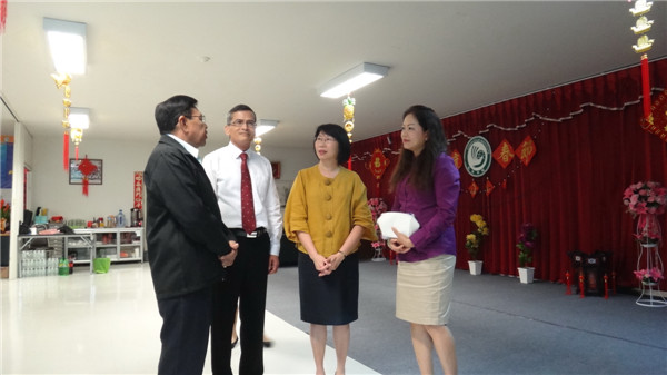 中泰方院长陪同副市长参观孔子学院大厅