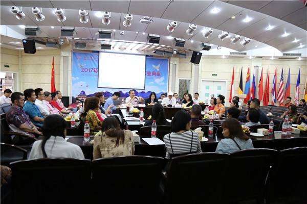 7留学生家长大会现场.jpg