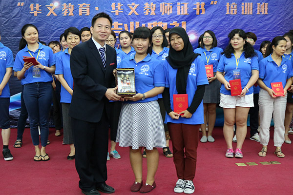 印度尼西亚的学员向学校赠送礼物.jpg