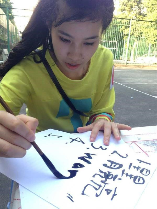 越南留学生用毛笔与中国同学“心心相印”