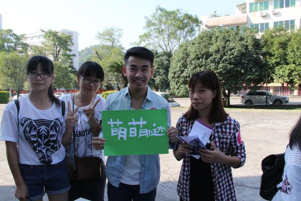 中外学生通过剪纸锻炼中文拼写