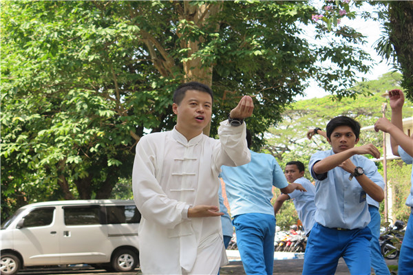 7. 学生体验五禽戏.jpg