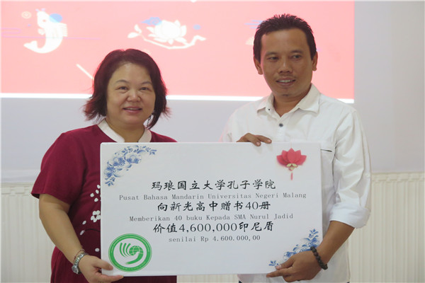 3. 玛琅孔院院长向新光高中赠送汉语图书.jpg