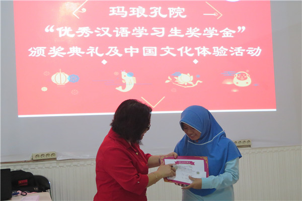 6. 玛琅孔院院长廖桂蓉女士为女学生颁发奖学金.jpg