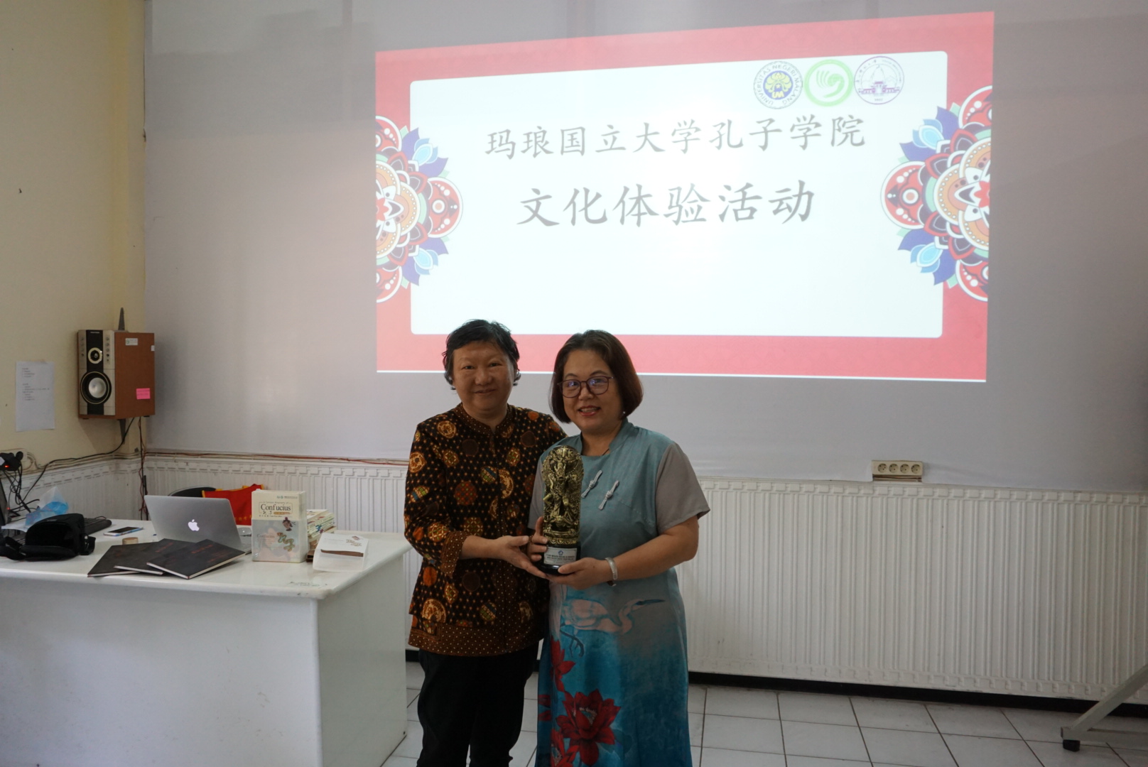 6廖桂蓉院长和华印高中老师互赠礼物.jpg