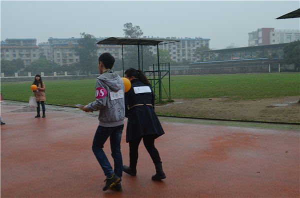 中外学生肩并肩协作比赛