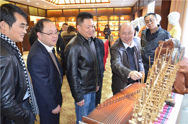 考察我校与东盟交流成果展厅