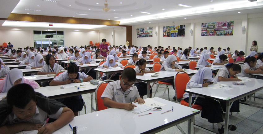 小学生们在也拉考场参加YCT考试