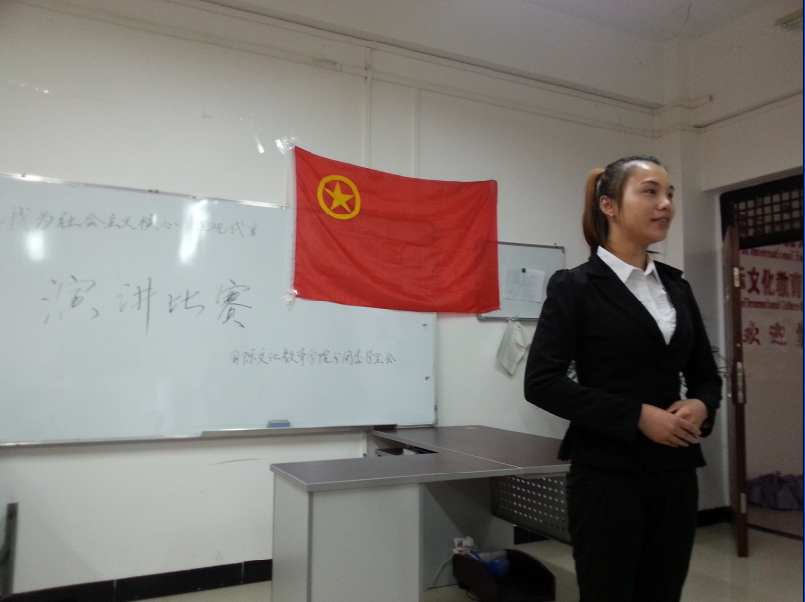 参赛选手正在激情演讲
