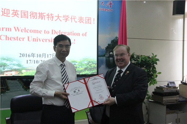 梁宏校长为切斯特大学校长Tim Wheeler教授颁发客座教授.jpg