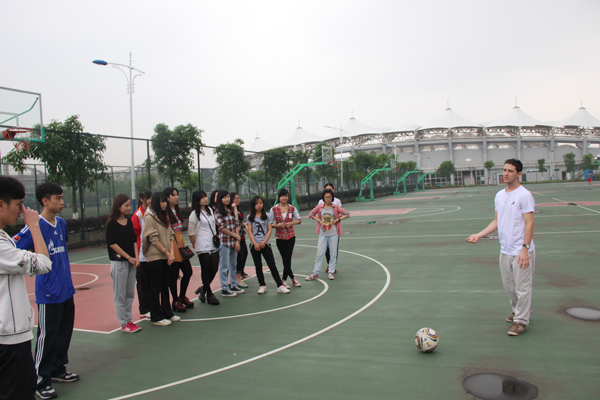 外教Gidon为同学们讲解足球知识