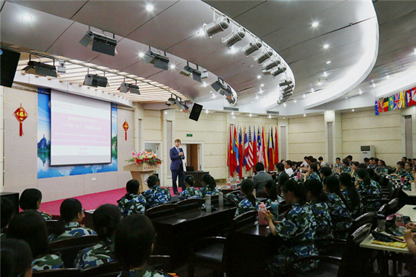 Aulay Mackenzie副校长在见面会上解答问题.jpg