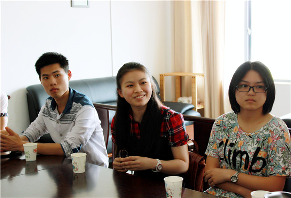 3-学生代表们积极提问