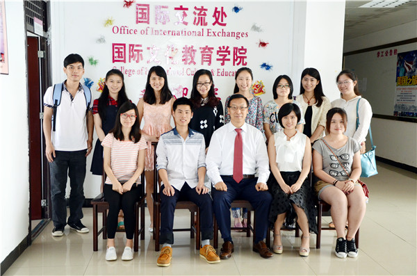 4-荣守宇先生与中加学生代表合影留念