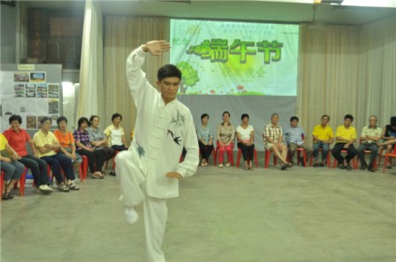 孔院教师表演太极