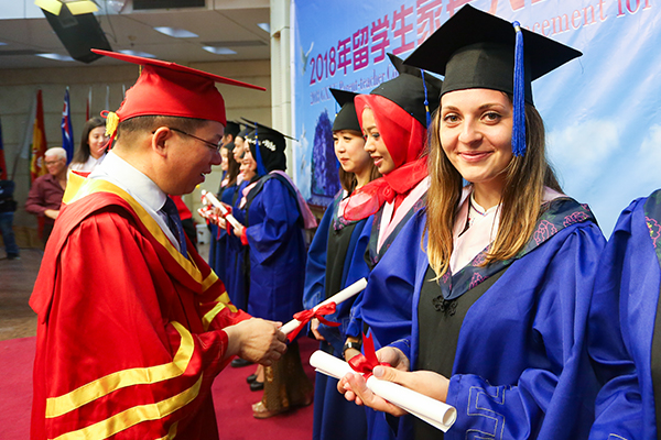 _0002_广西师范大学校长贺祖斌为毕业生拨穗.jpg