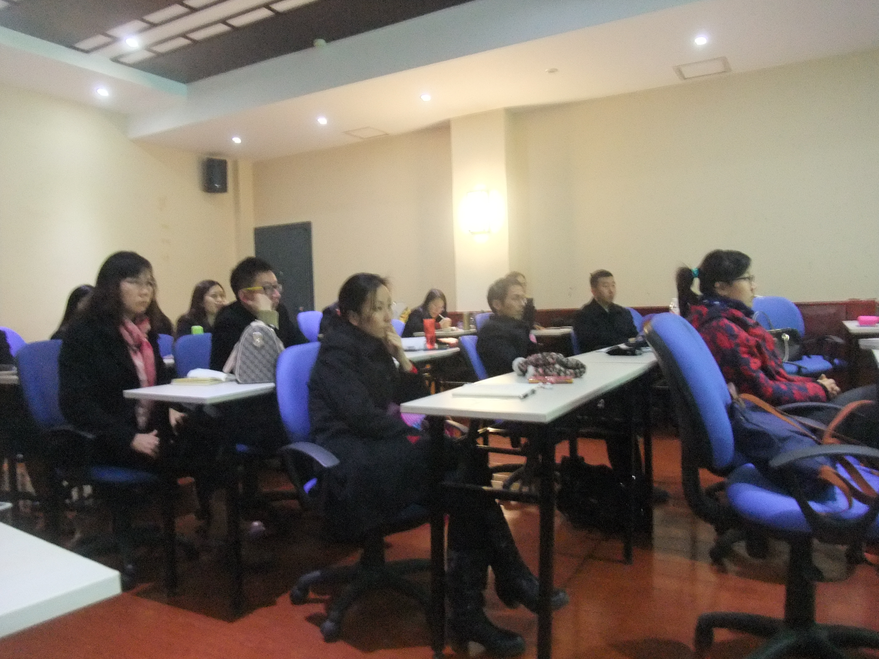 国教院两系教师认真倾听汇报