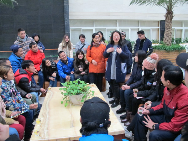 全裕慧和唐蕾老师讲解和示范中国的饮酒礼仪和禁忌