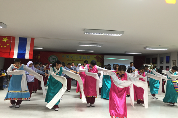 2-学生体验藏族舞.png
