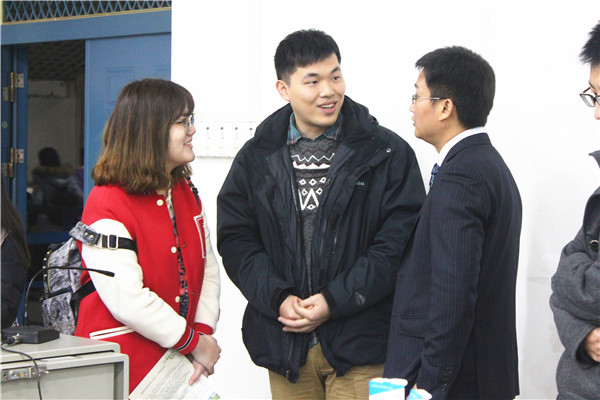 会后施老师与同学们交流.jpg