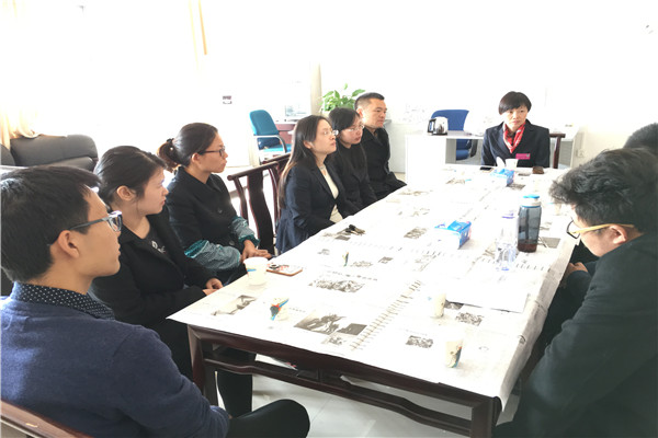 教师们在午餐会上交流工作.jpg