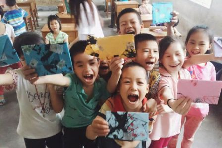 孩子们积极展示作品