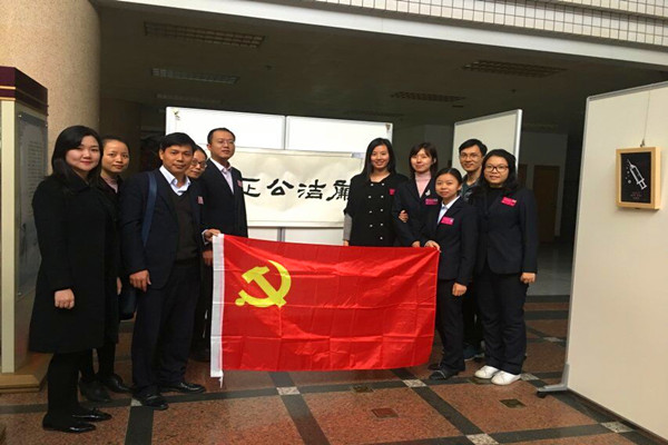 2-参观后合影留念.jpg