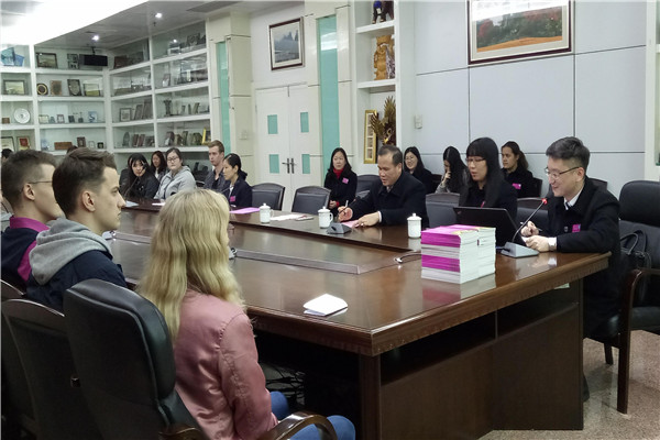 教师代表孟凡璧老师为留学生新生们致辞.jpg